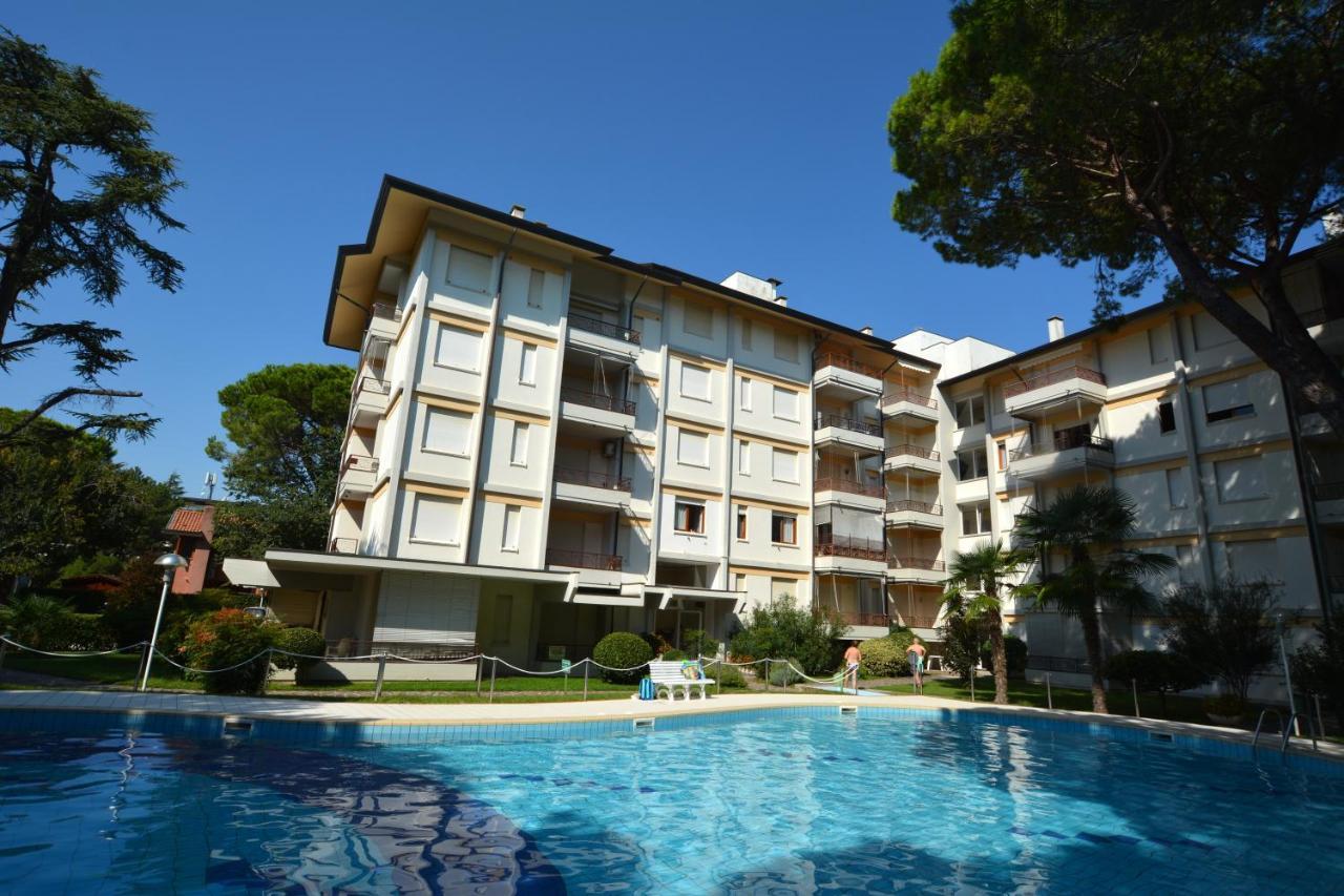 Lignano With Pool Apartment Lignano Sabbiadoro Exterior photo