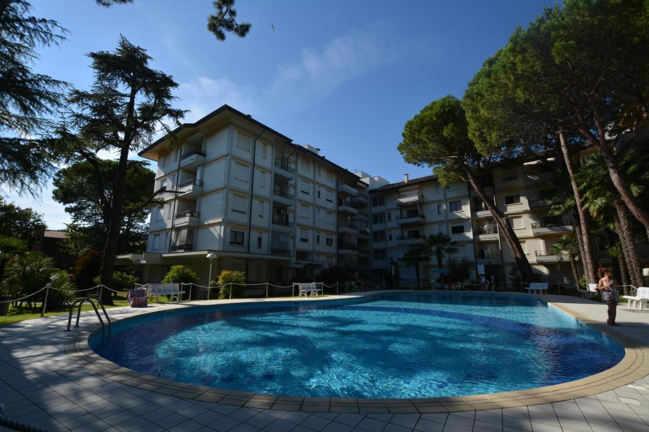 Lignano With Pool Apartment Lignano Sabbiadoro Exterior photo